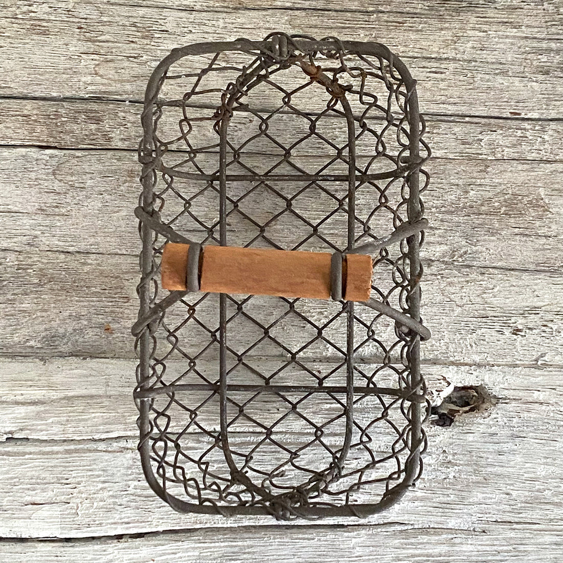 VINTAGE SMALL WIRE BASKET