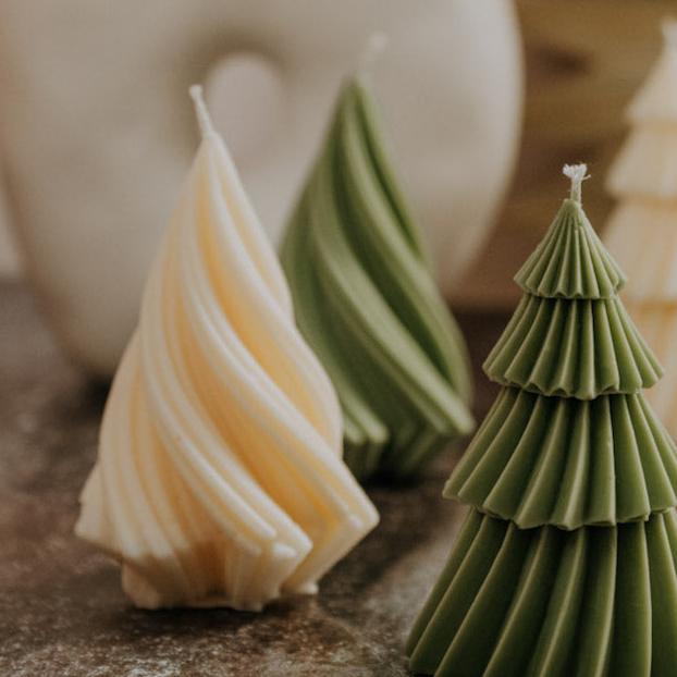 NATURAL CREAM CHRISTMAS TREE SOY WAX CANDLE | SANDALWOOD & AMBER