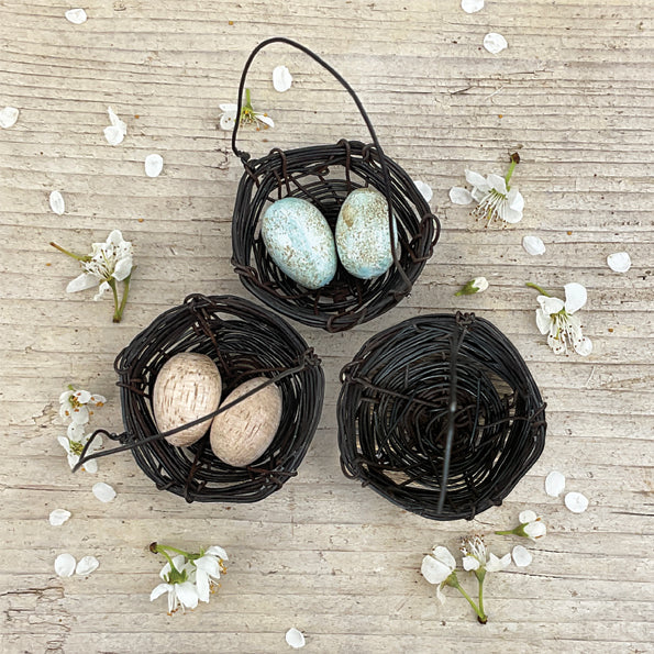 WIRE NEST WITH WOODEN EGGS | PLAIN