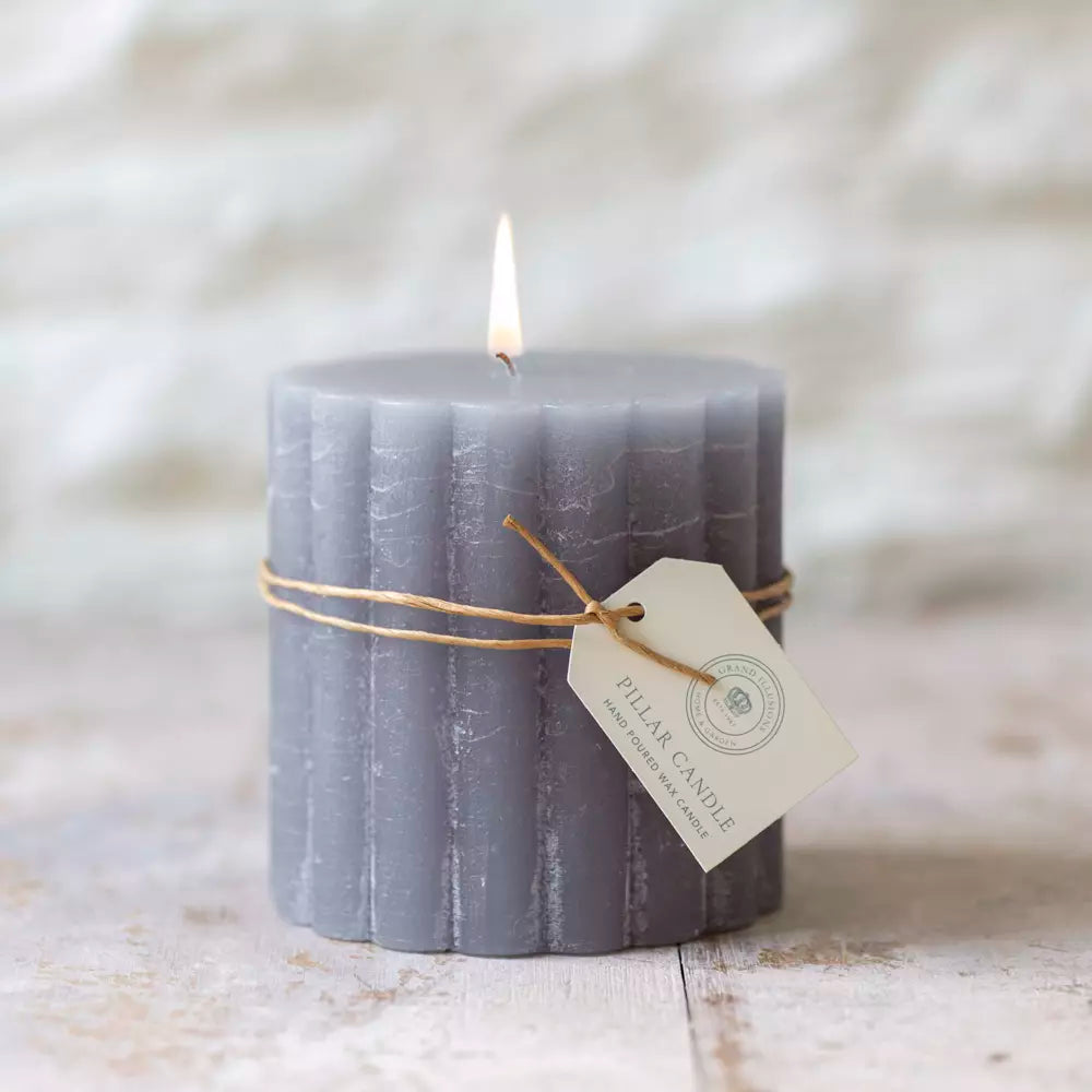 RUSTIC SCALLOPED PILLAR CANDLE | LIGHT GREY