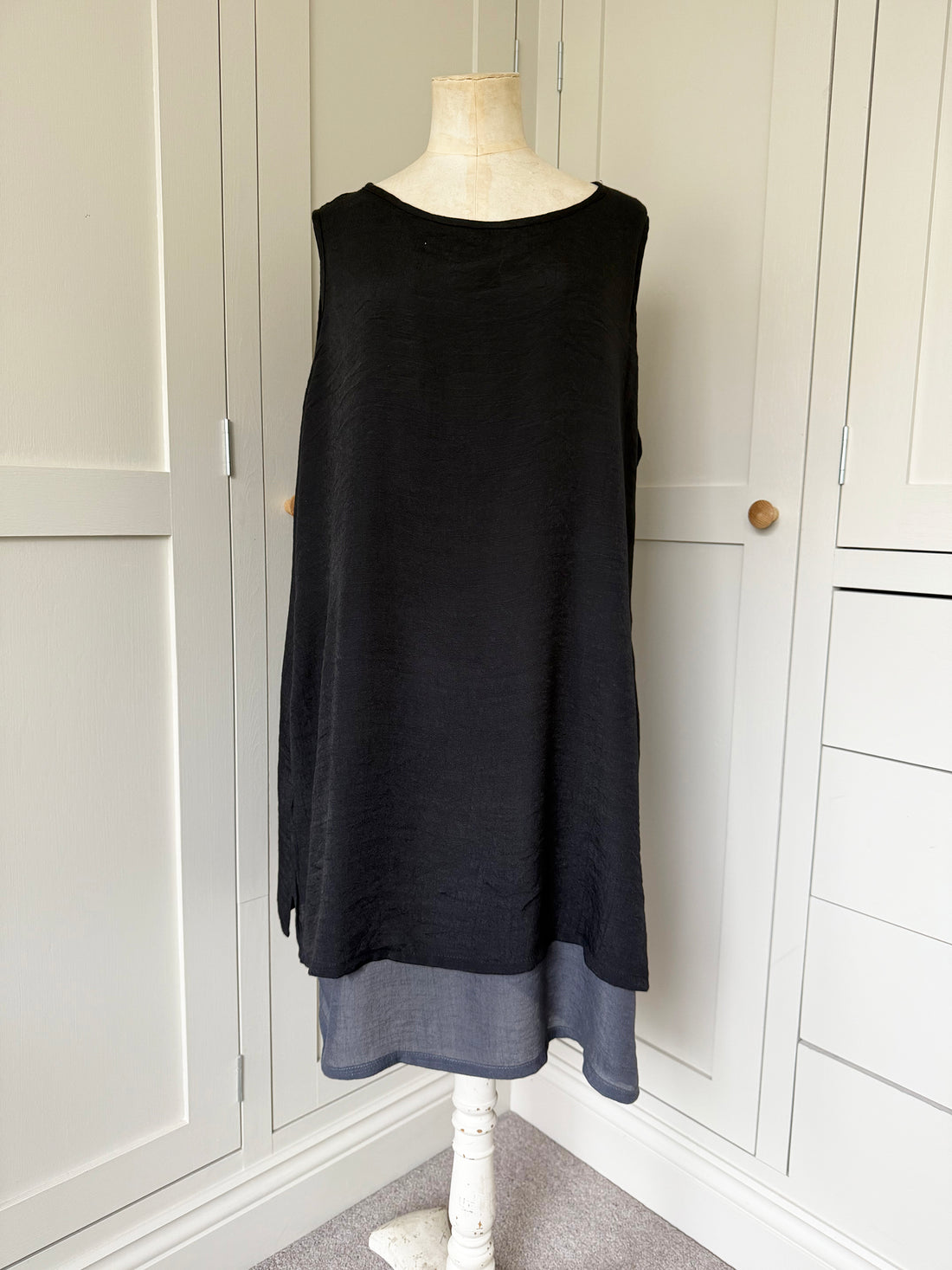 BAMBOO & COTTON SECRET POCKETS TWO LAYER DRESS SHORT | BLACK & SLATE | M|L