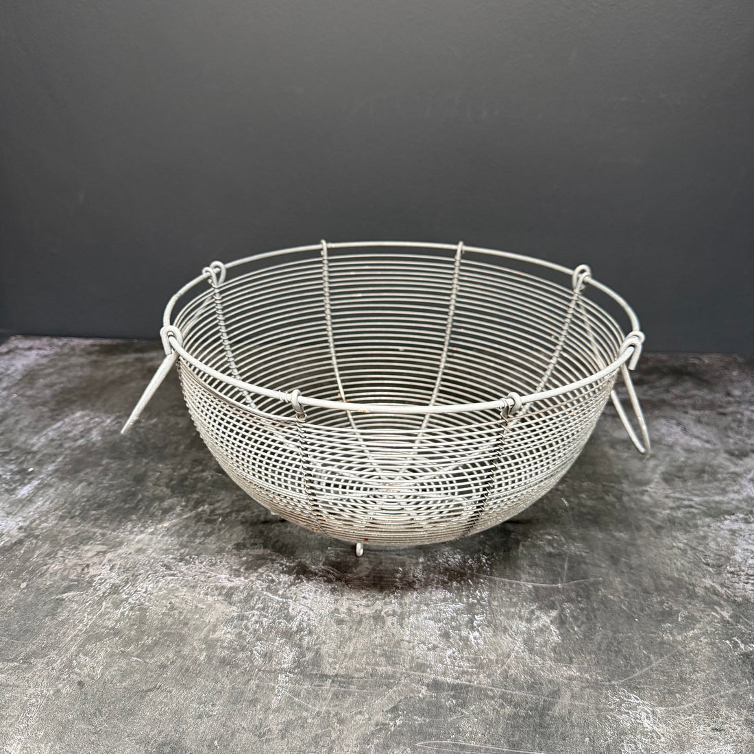 RUSTIC ROUND WIRE BASKET