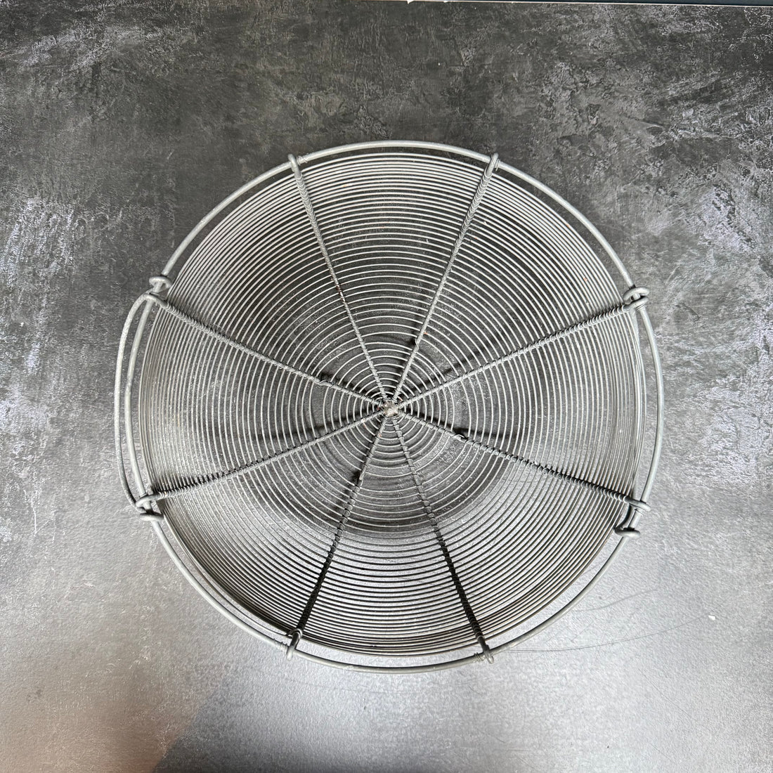 RUSTIC ROUND WIRE BASKET