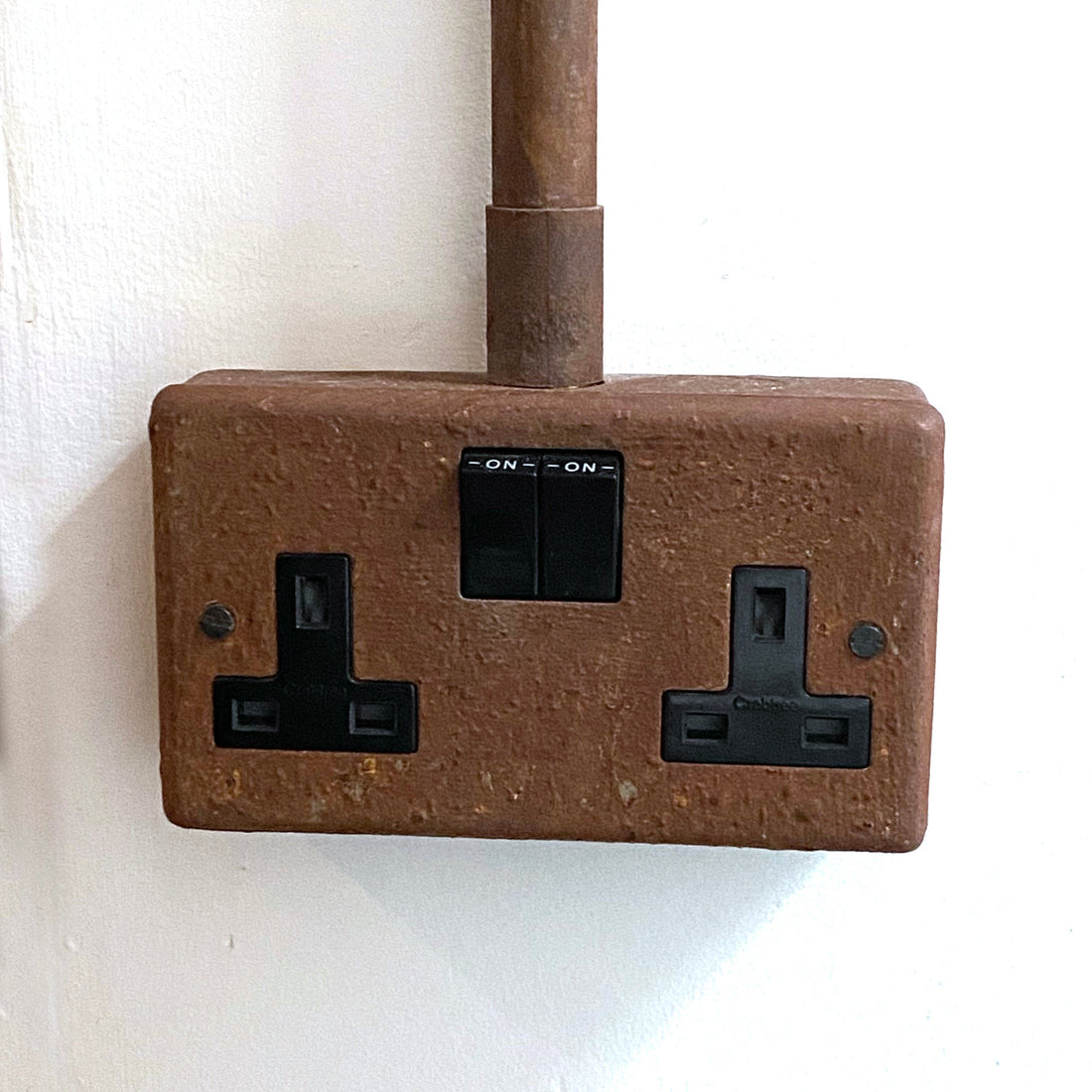 RUSTED DOUBLE SOCKET OUTLET