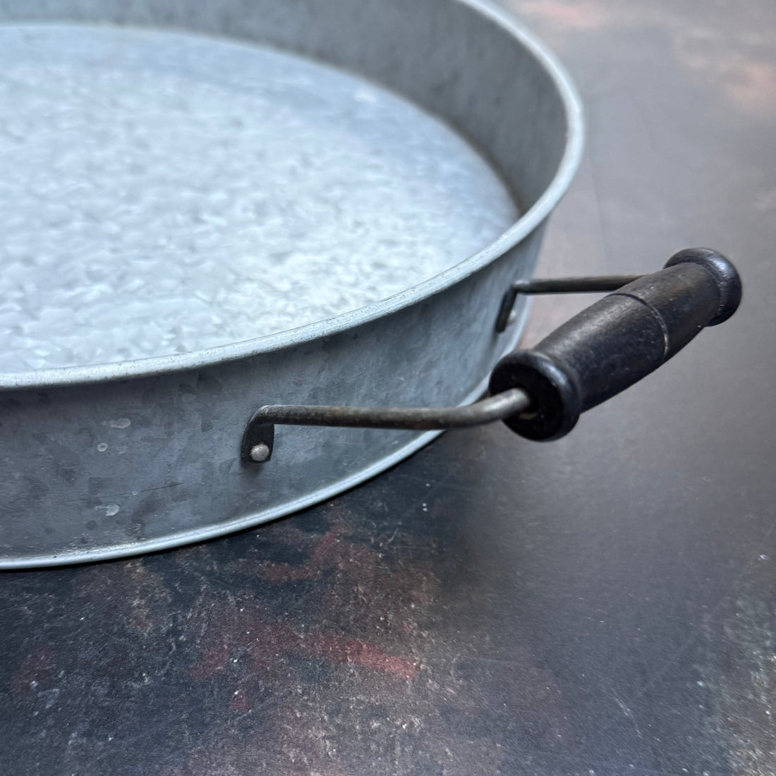 ROUND ZINC TRAY WITH WOODEN HANDLES