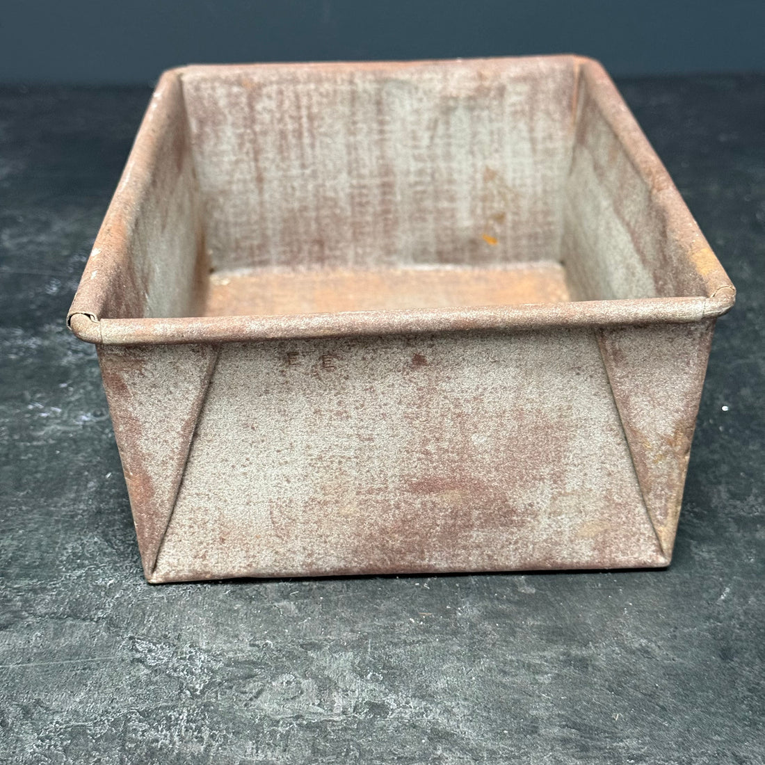 VINTAGE RUSTY DECORATIVE BAKING LOAF TIN
