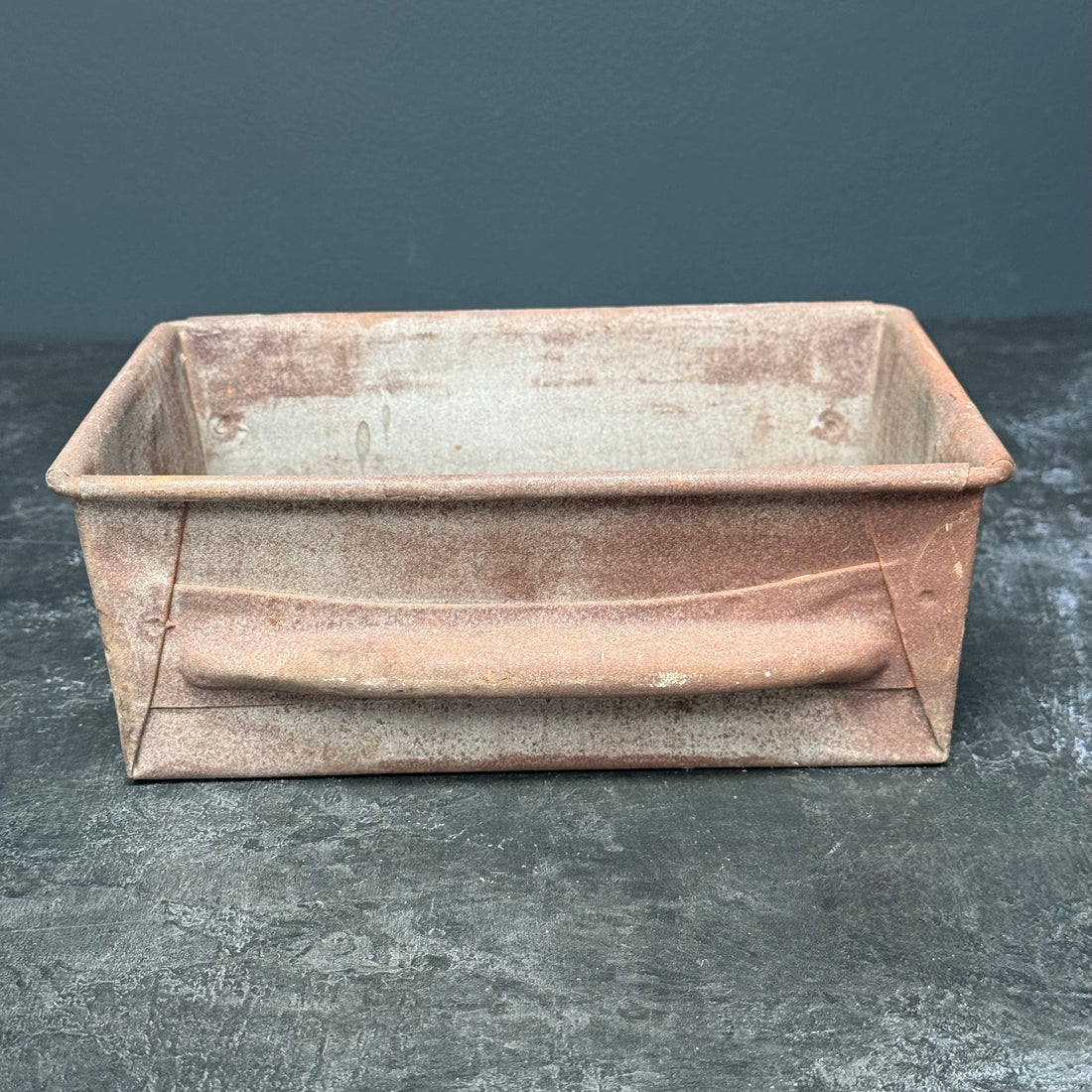 VINTAGE RUSTY DECORATIVE BAKING LOAF TIN
