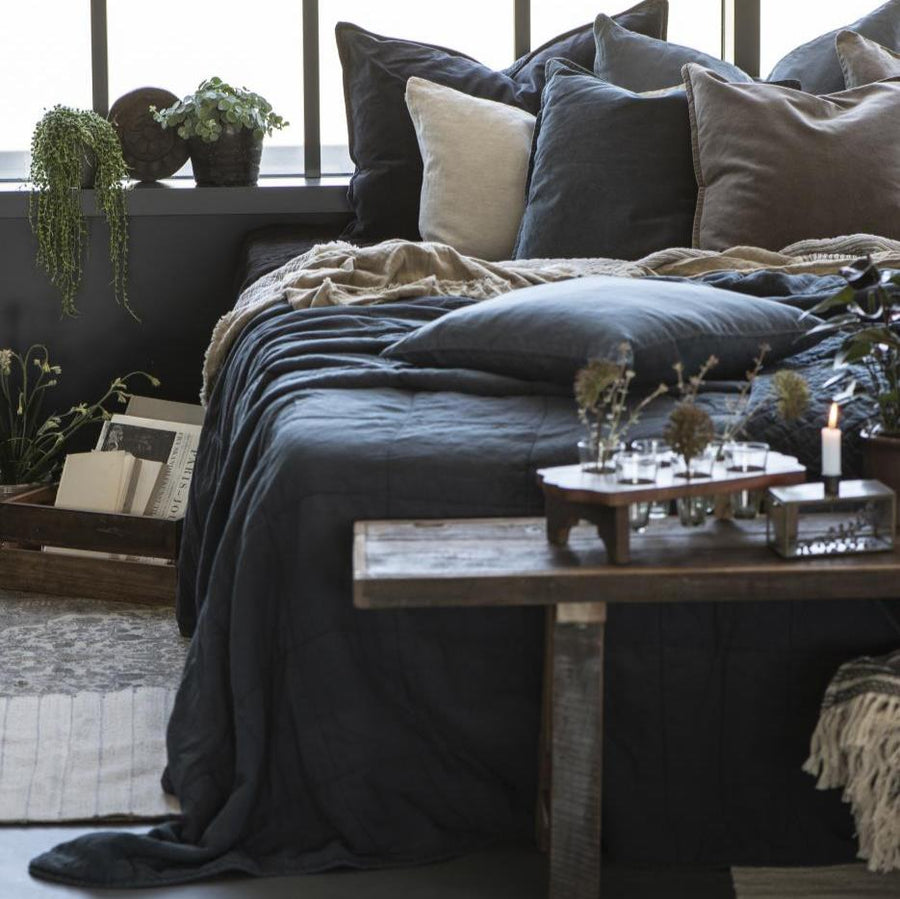 VINTAGE STYLE DOUBLE QUILT | HISTORIC BLUE