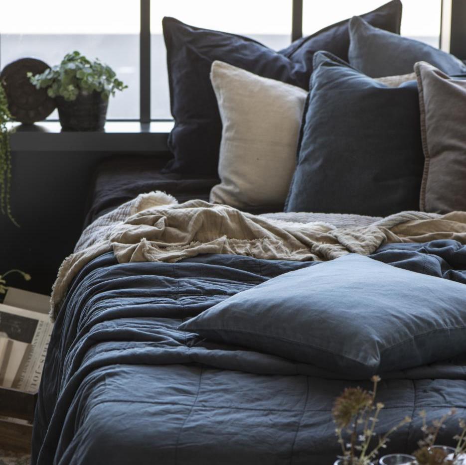 VINTAGE STYLE DOUBLE QUILT | HISTORIC BLUE