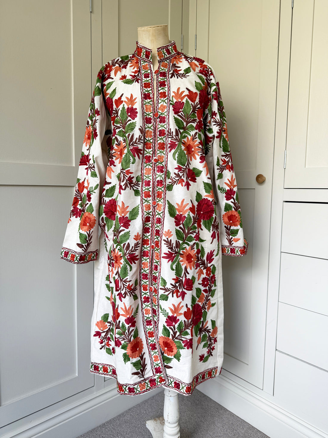 KASHMIRI EMBROIDERED SILK COAT | WHITE