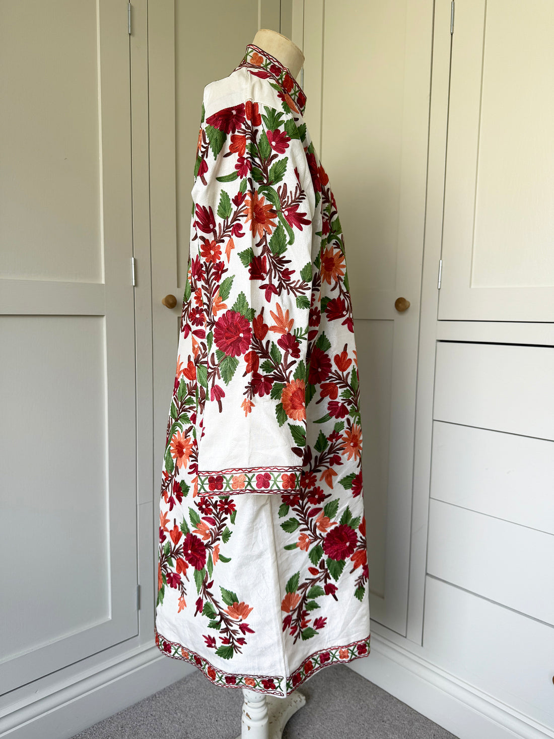 KASHMIRI EMBROIDERED SILK COAT | WHITE