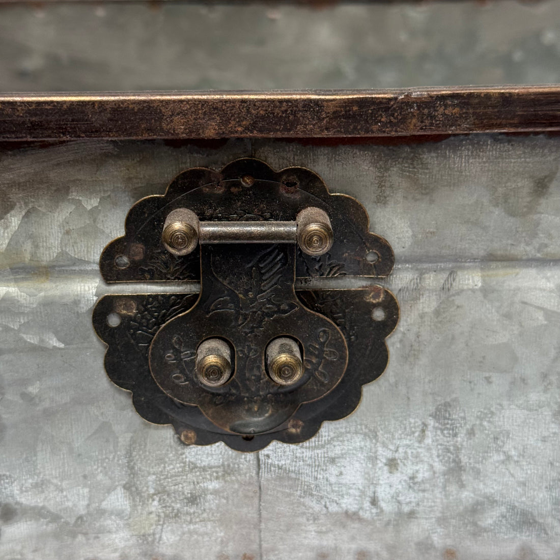 VINTAGE STYLE METAL STORAGE BOX WITH CLASPS
