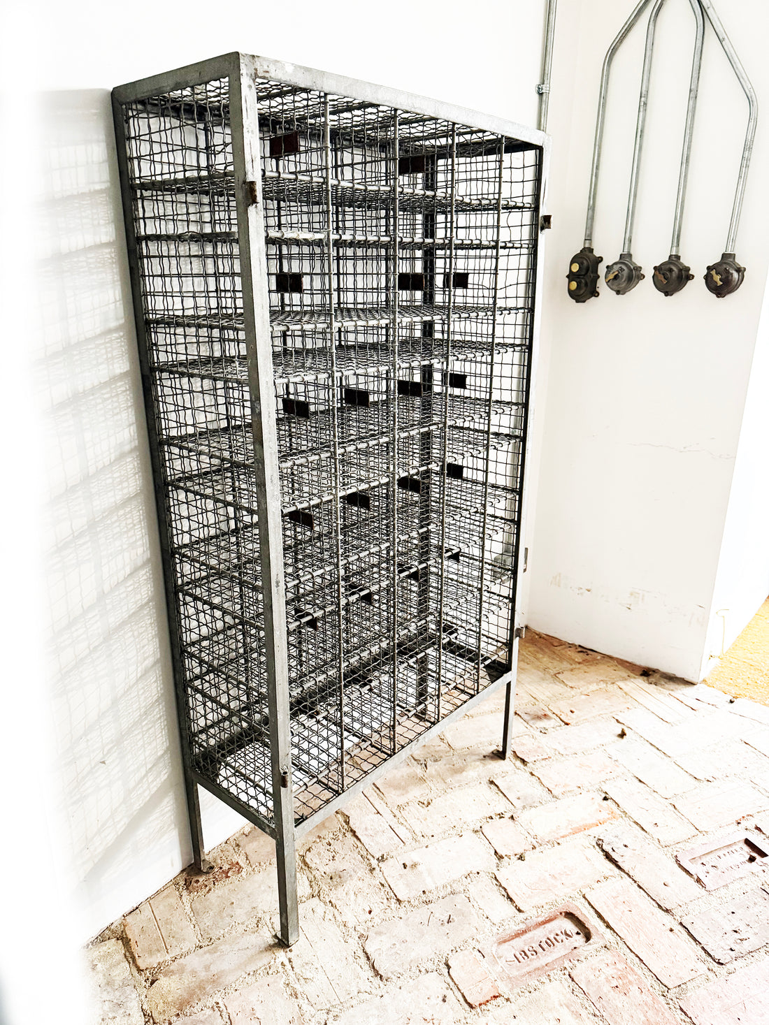 VINTAGE METAL WIRE PIGEON HOLE DISPLAY UNIT