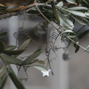 WIRE GARLAND WITH 10 ANGELS