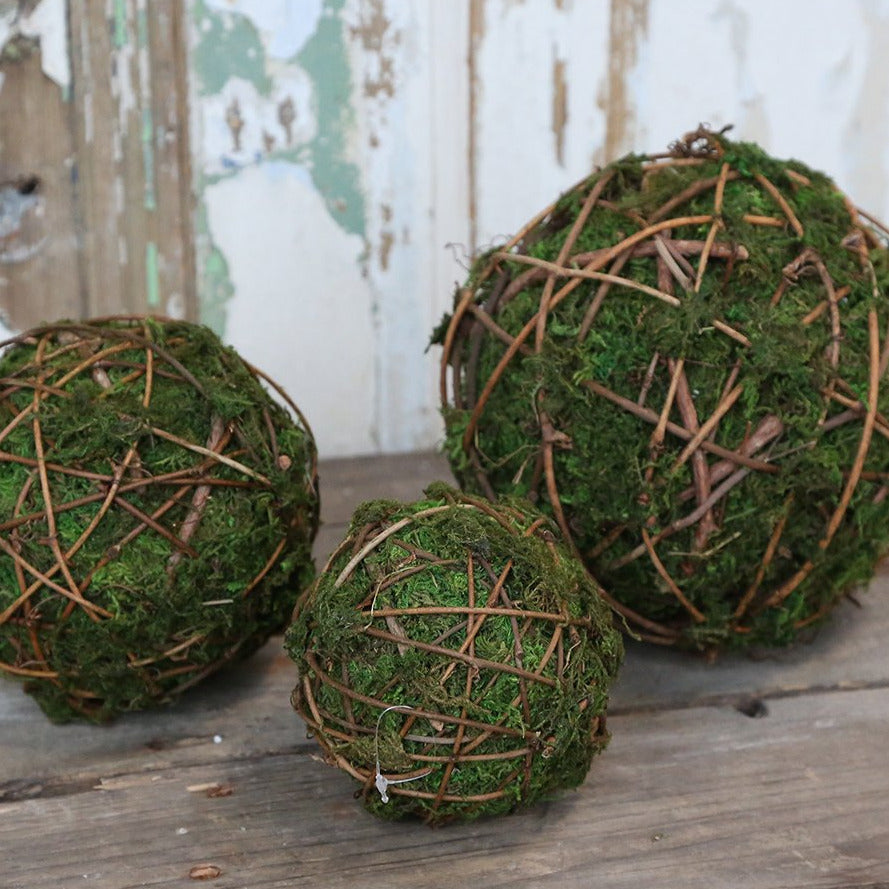 MOSS BALL WITH TWIGS