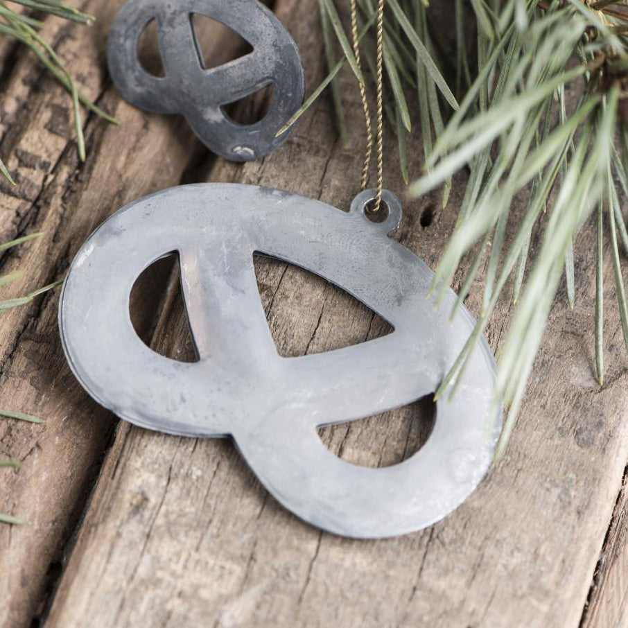 ZINC PRETZEL WITH BRASS WIRE