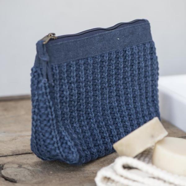 KNITTED POUCH