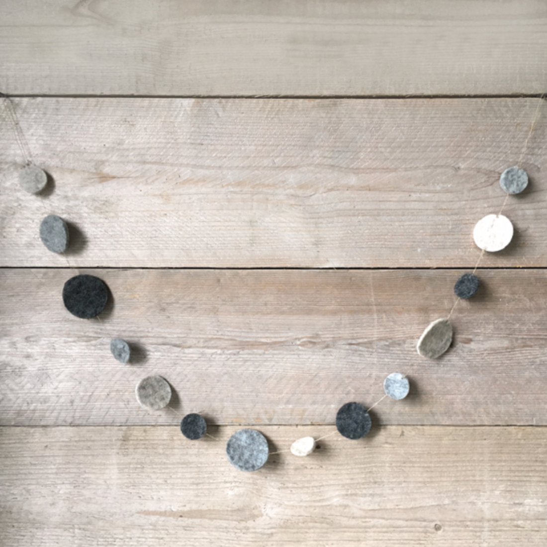 WOOL FELT CIRCLES GARLAND | NATURAL