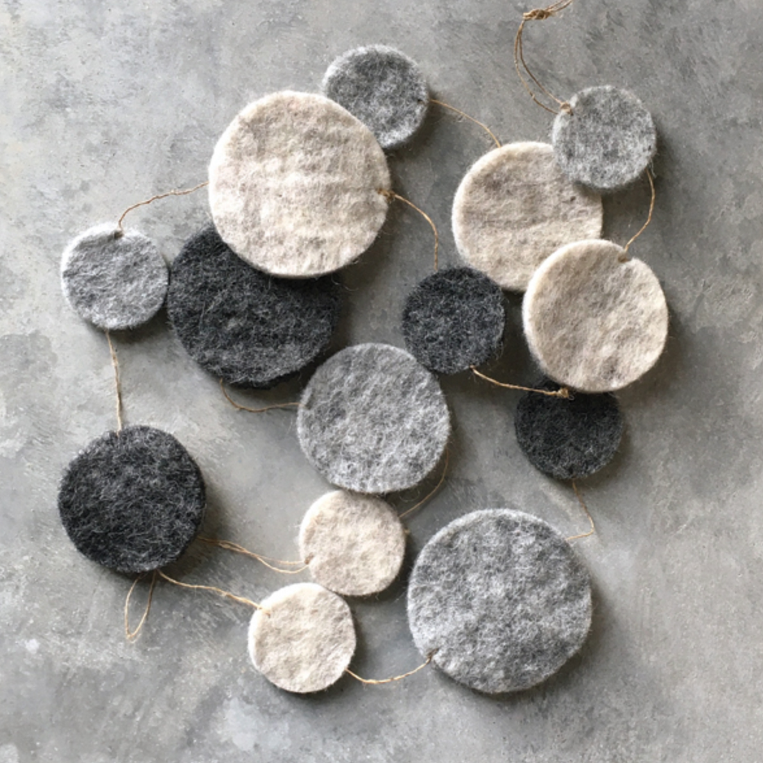 WOOL FELT CIRCLES GARLAND | NATURAL