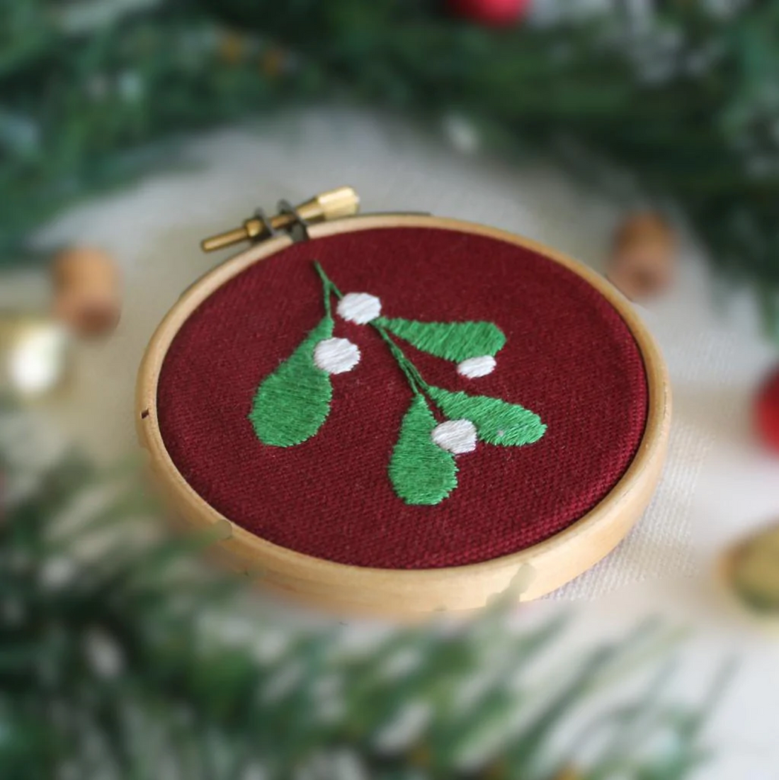 MINI HOOP CHRISTMAS BAUBLE EMBROIDERY KIT | MISTLETOE