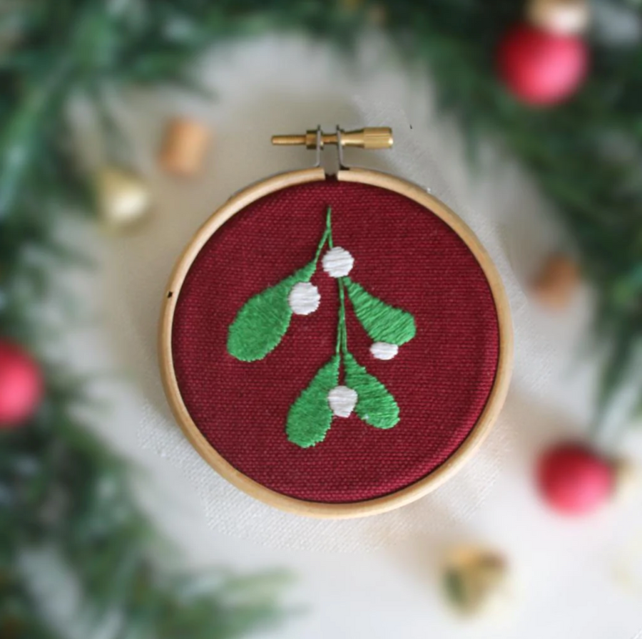 MINI HOOP CHRISTMAS BAUBLE EMBROIDERY KIT | MISTLETOE