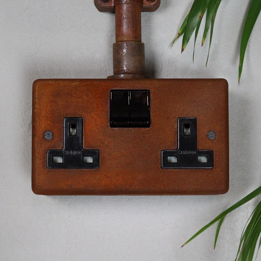 RUSTED DOUBLE SOCKET OUTLET