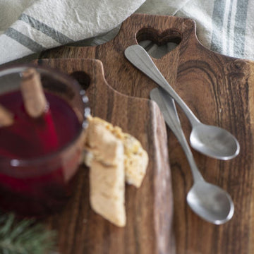 ACACIA CHOPPING BOARD WITH HEART CUTOUT