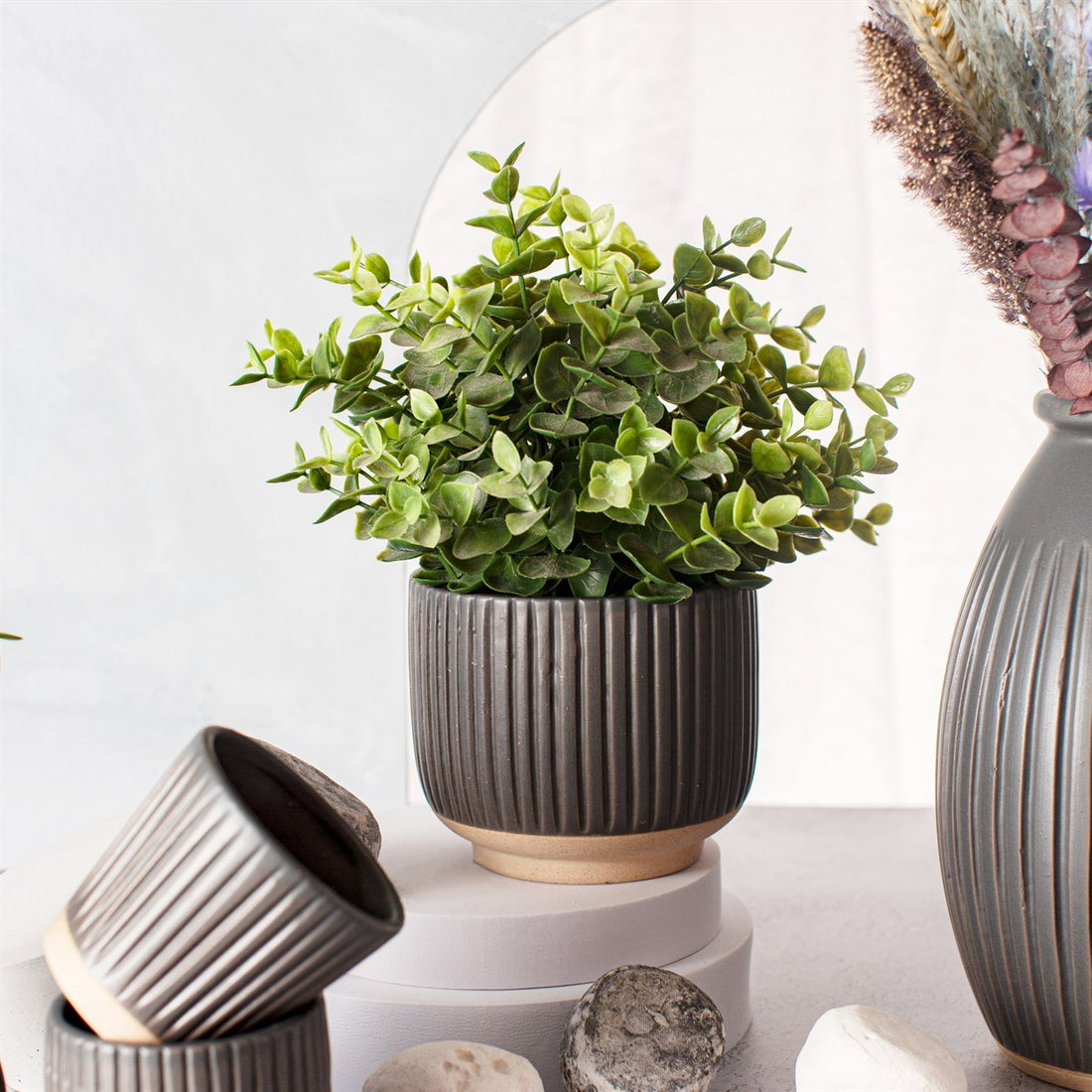 GROOVED STONEWARE PLANTER | BLACK