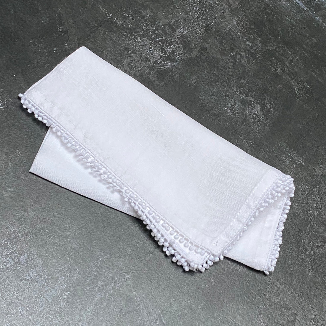 WHITE LINEN NAPKIN WITH DECORATIVE EDGE