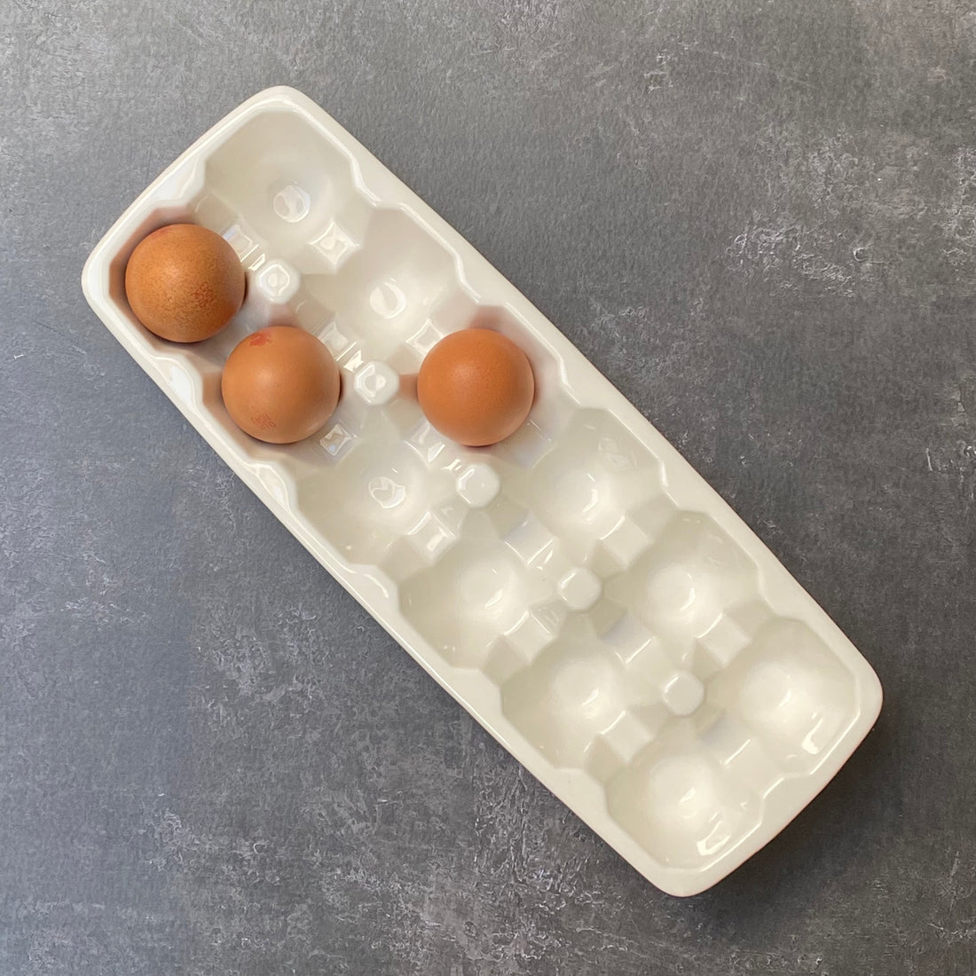 WHITE CERAMIC EGG HOLDER