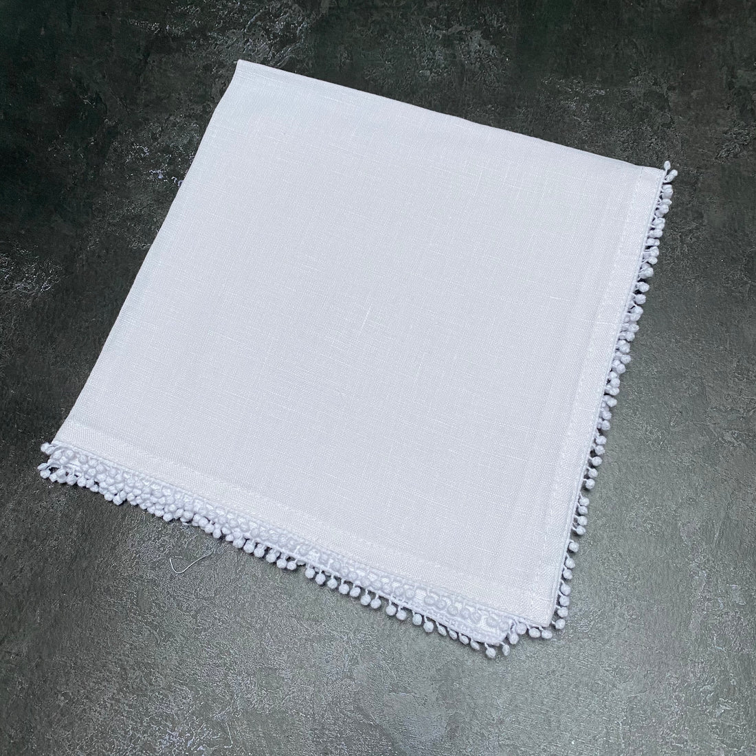 WHITE LINEN NAPKIN WITH DECORATIVE EDGE