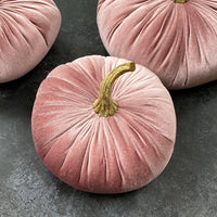 MEDIUM DECORATIVE VELVET PUMPKIN | SOFT PINK