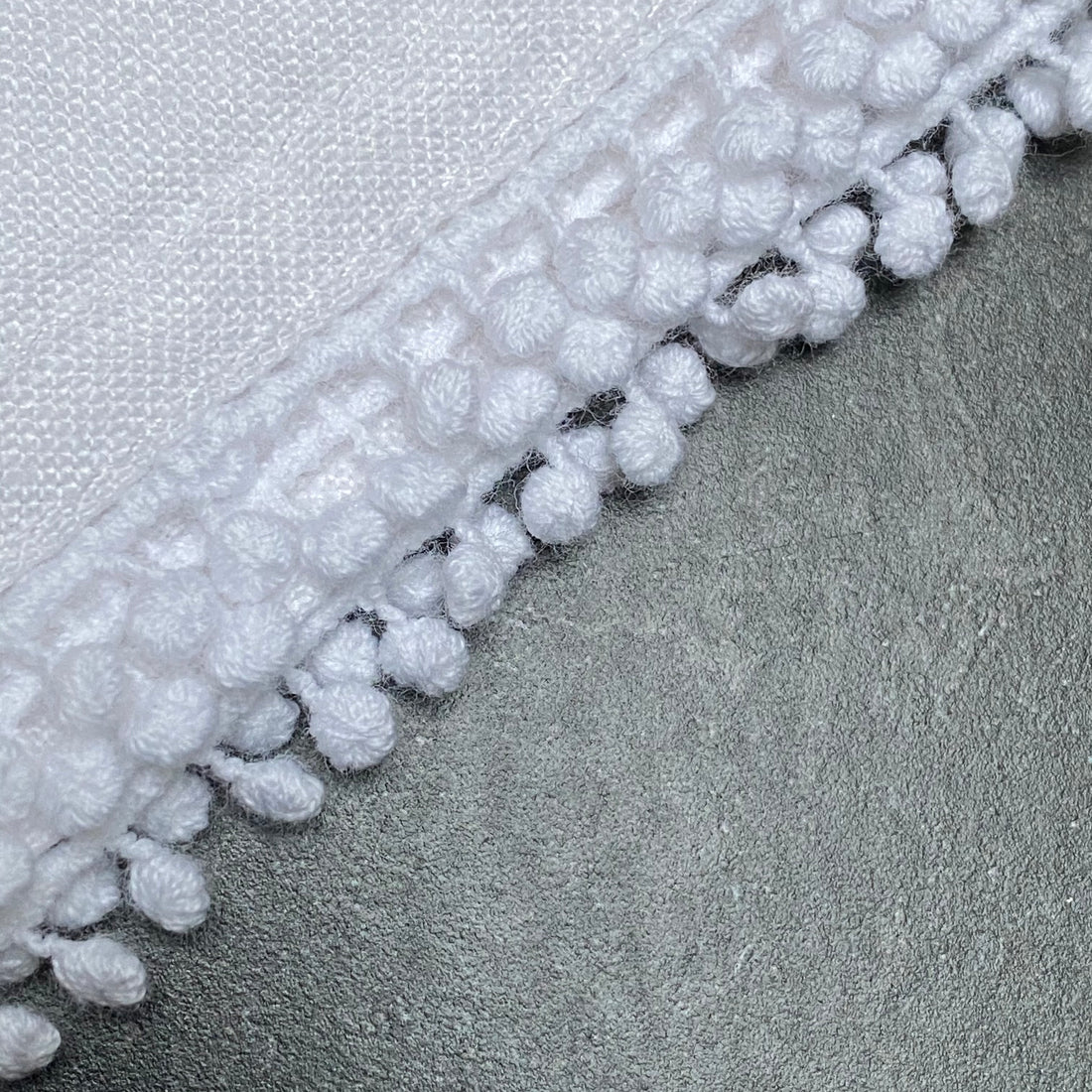 WHITE LINEN NAPKIN WITH DECORATIVE EDGE