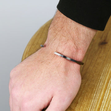 MEN'S BRUSHED BLACK BAR BANGLE